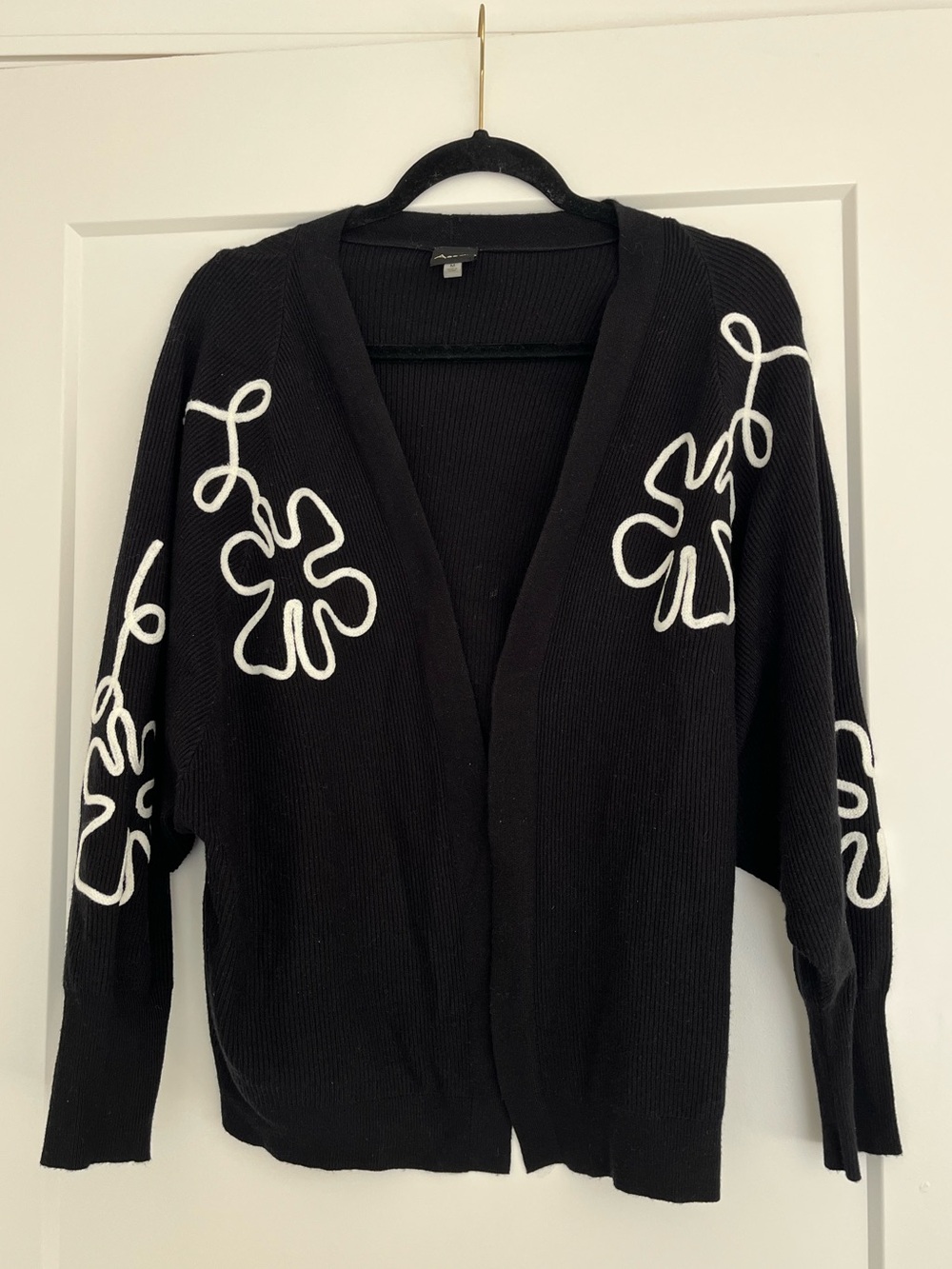 Black Open Front Cardigan White Floral Embroidered Accent Ribbed Knit Size M